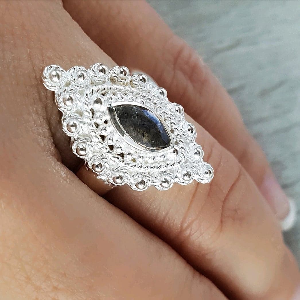Ring labradorite