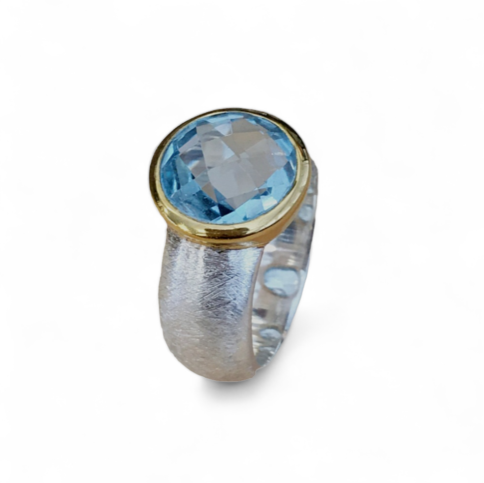 Finger ring blue topaz 