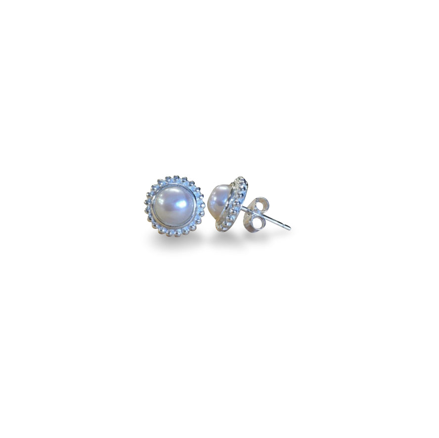 Stud earrings pearl white
