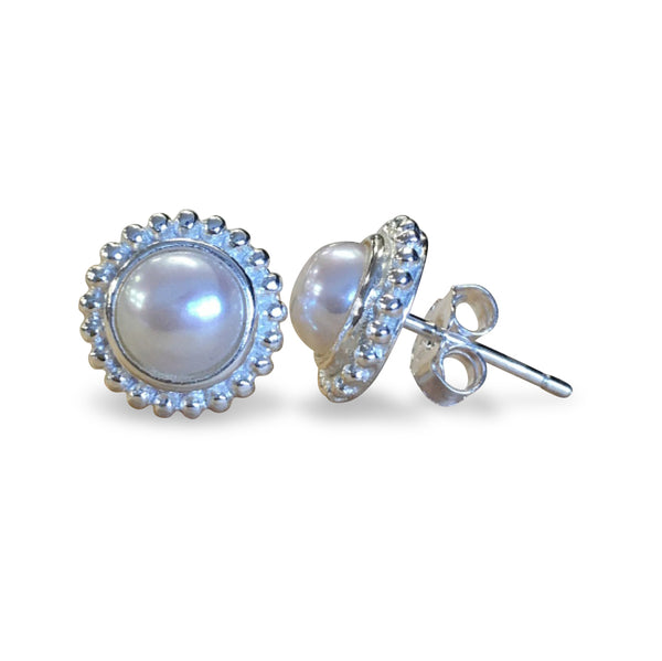 Stud earrings pearl white