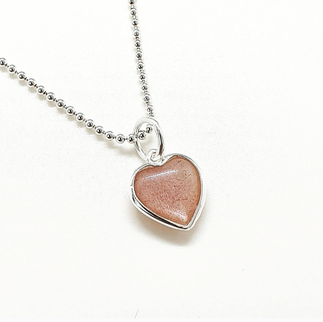 Symbol necklace heart moonstone